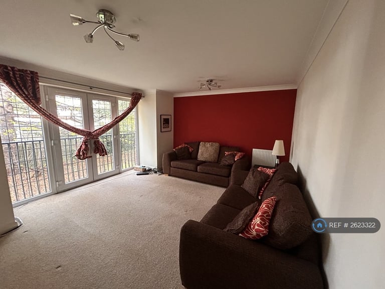 3 bedroom flat in Chesterfield Gardens, Glasgow, G12 (3 bed) (#2623322)