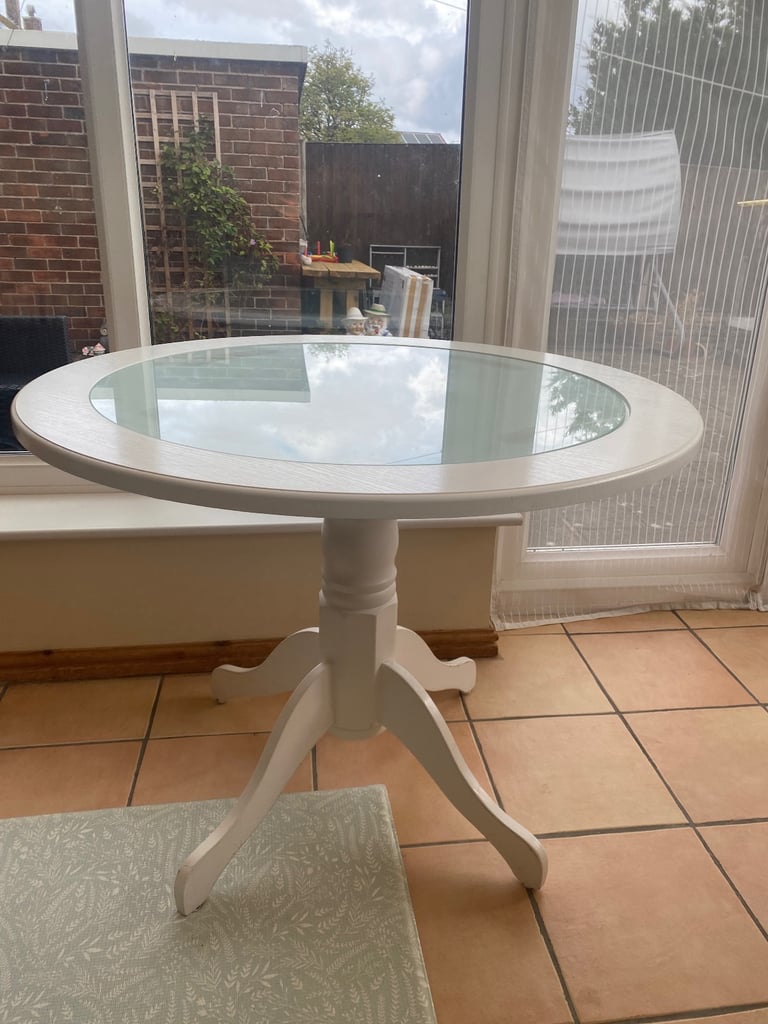 image for Round white table 
