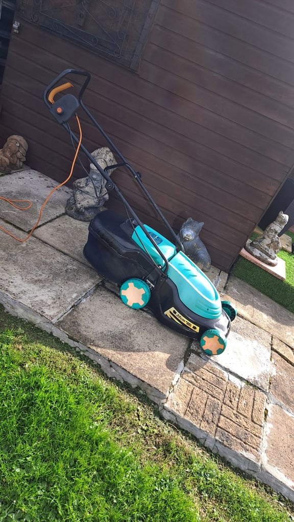 Electric lawnmower 