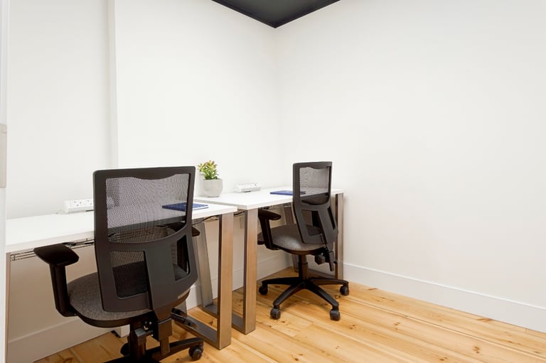 London - SW6 1EL, Access to professional office space for 3 people in HQ London, Effie Road