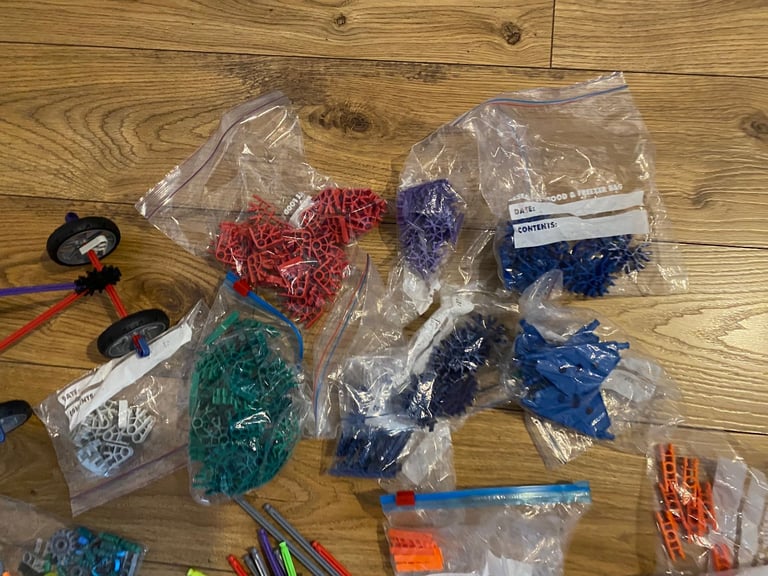 1.2 kg of K’NEX, including micro K’NEX + storage box