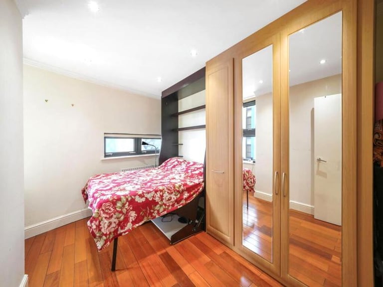 🌟 Bright and spacious room available in the vibrant area of Peckham