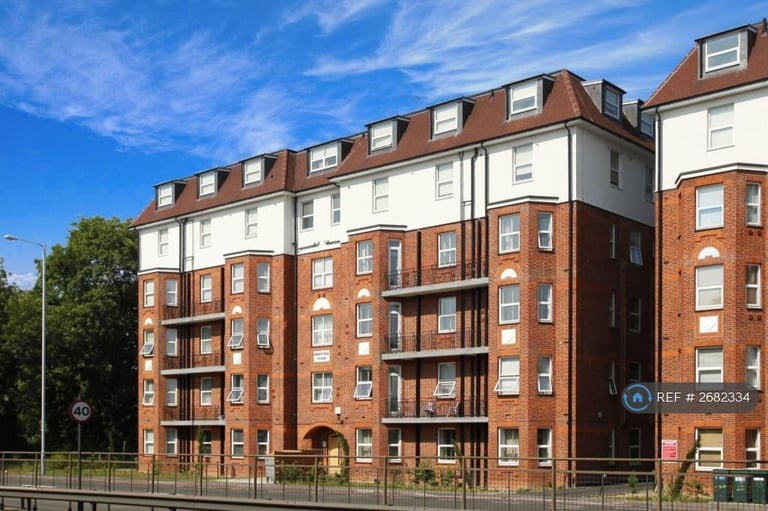 5 bedroom flat in Brent View House, London, NW11 (5 bed) (#2682334)