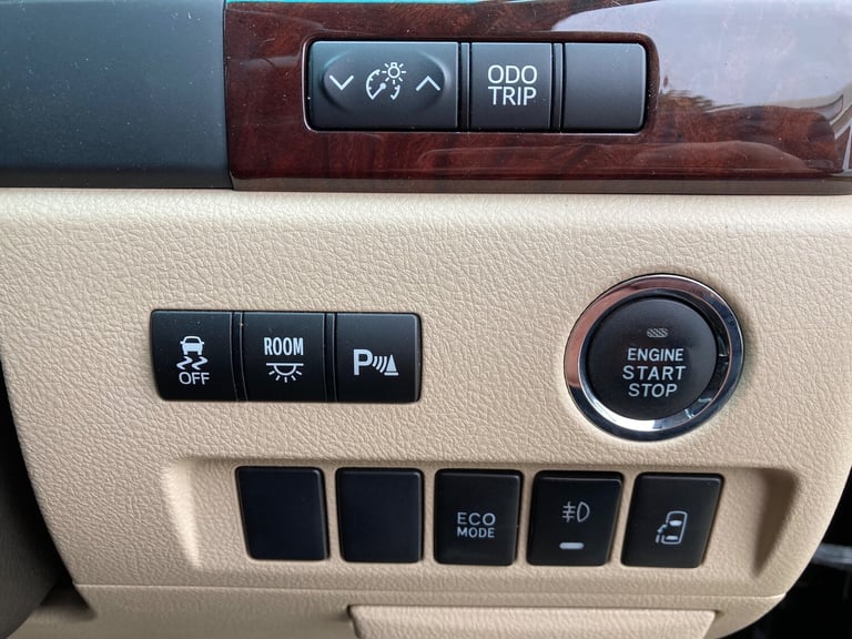 2012 Toyota Vellfire 2.4 PETROL AUTO  8 seater Air con  Apple Carplay &amp; Satnav