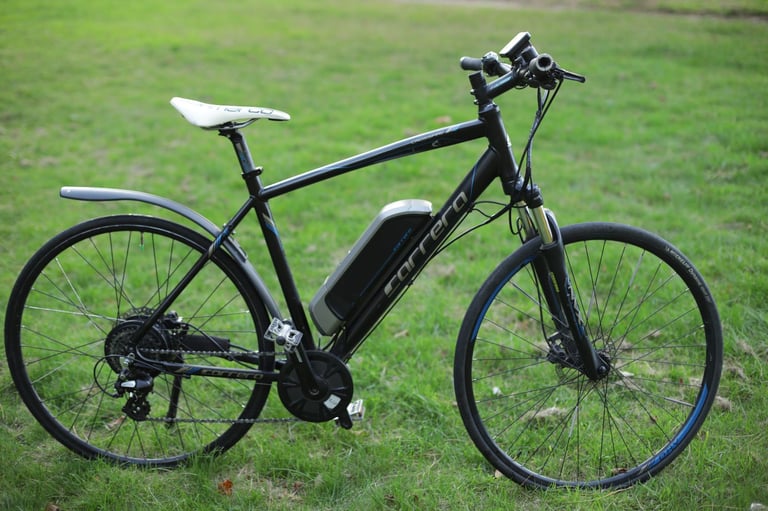 Carrera Crossfire E Electric Hybrid Bike 700C Shimano Altus SR Suntour HESC + Extras
