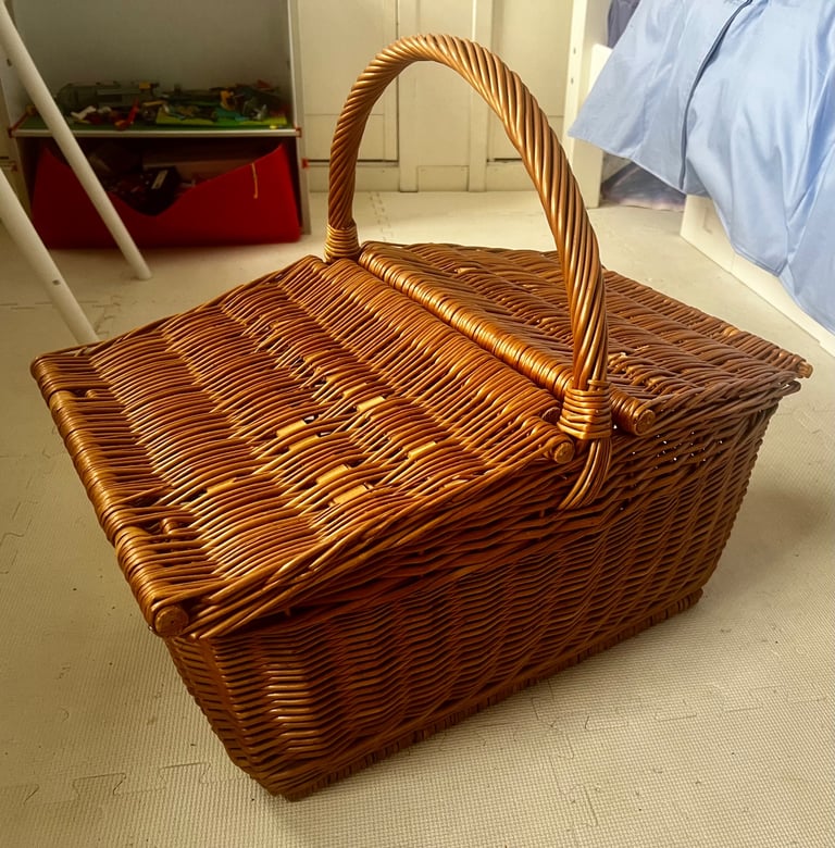 Large Wicker Picnic Basket - excellent  conditions (unwanted gift)