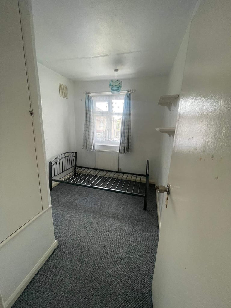 4 bedroom house available for rent in Hayes End 
