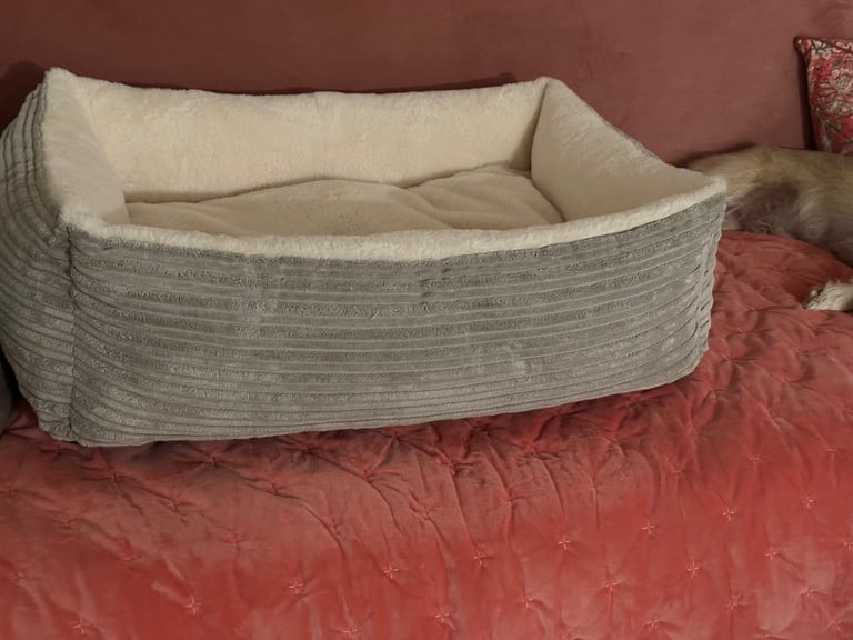 Little Lords and Labrador puppy / dog bed cosy and calming puppy crate bed