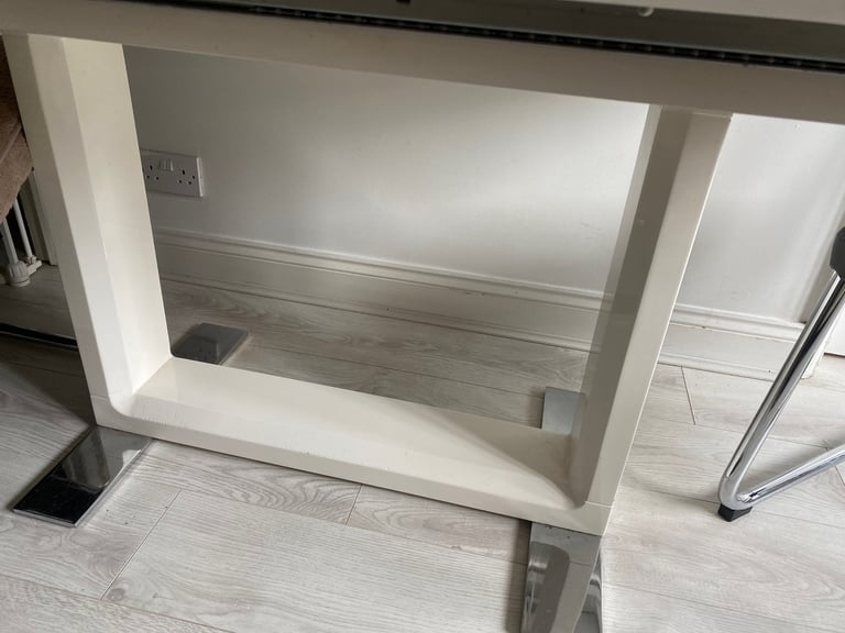 Extendable Gloss Table