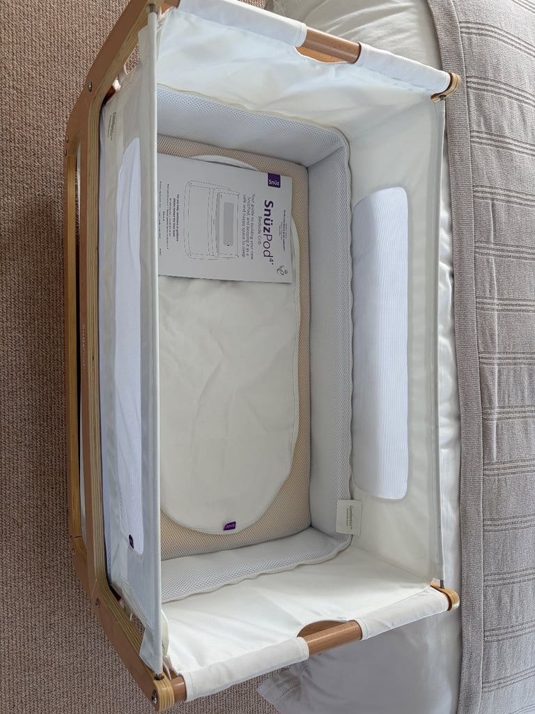 SnuzPod 4 with mattress protector and sheets