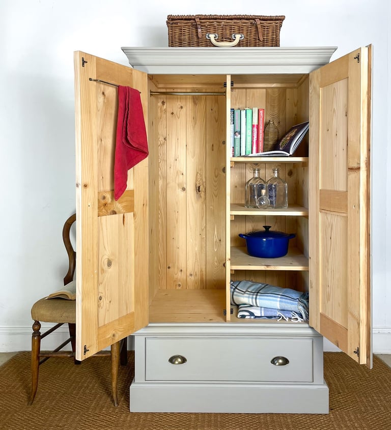 5.2ft Solid pine linen cupboard dresser cupboard wardrobe / Pantry larder