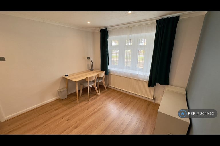 2 bedroom flat in Eastern Avenue, Ilford, IG2 (2 bed) (#2649182)