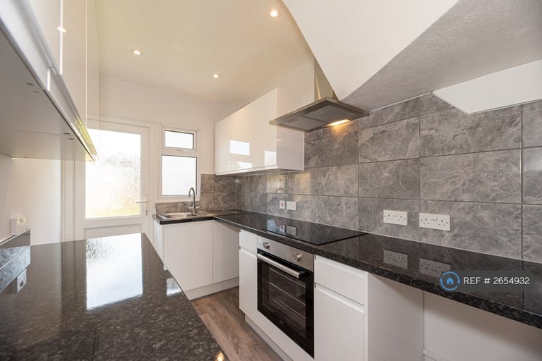 3 bedroom house in Victoria Avenue, Romford, RM5 (3 bed) (#2654932)