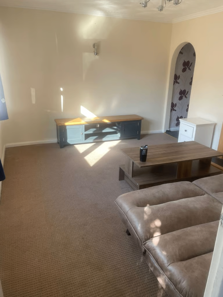 Spacious 3-Bed House for Rent – KT14 7ET