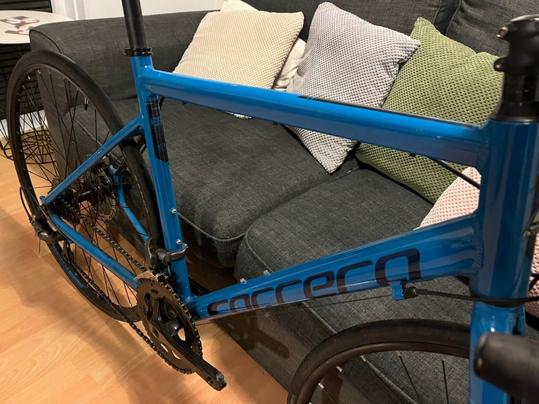 Carrera aluminium disc road bike. Triban Whyte pinnacle Raleigh trek specialized 