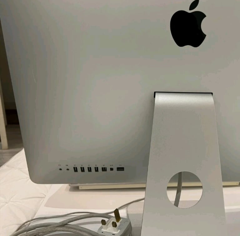 iMac 21.5 " VGC condition  21.5" 2 TB hard drive,10gb ram