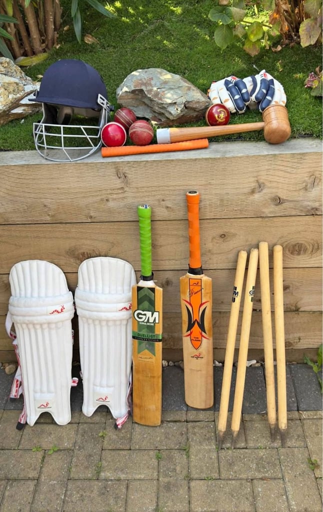 Woodworm cricket set and storage bag