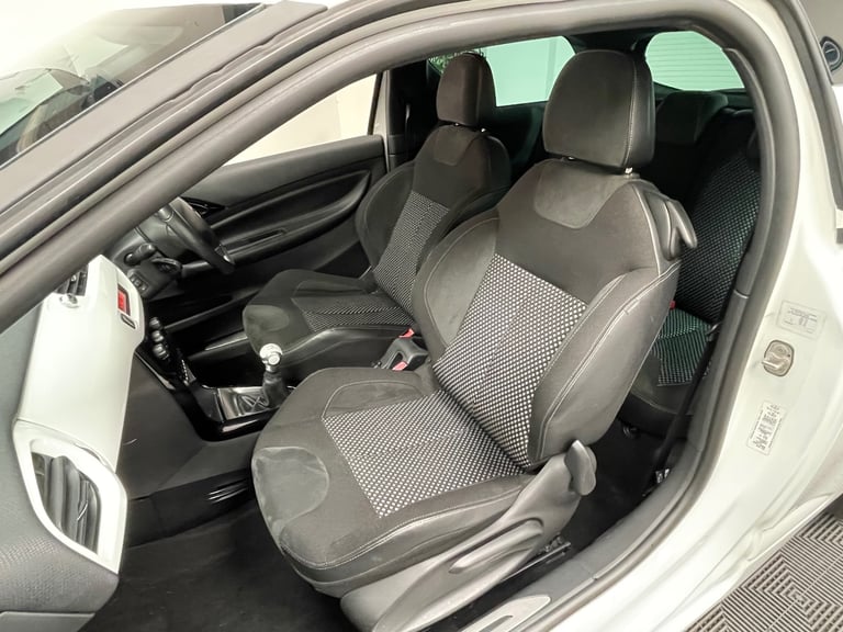 2011 Citroen DS3 1.6 HDi Black 3dr HATCHBACK Diesel Manual