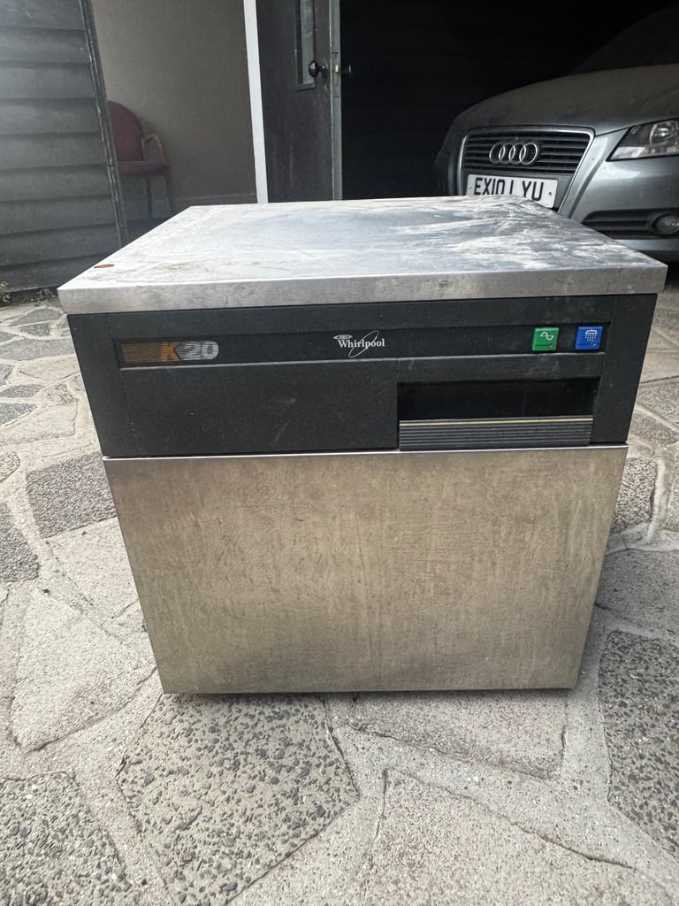 Commercial ice maker 