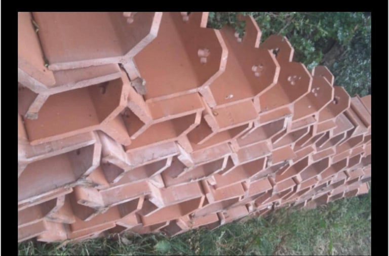 Bangor Blue slates garnish step kerbs scill cobblestone chimney pot's roof ridge floor tiles 