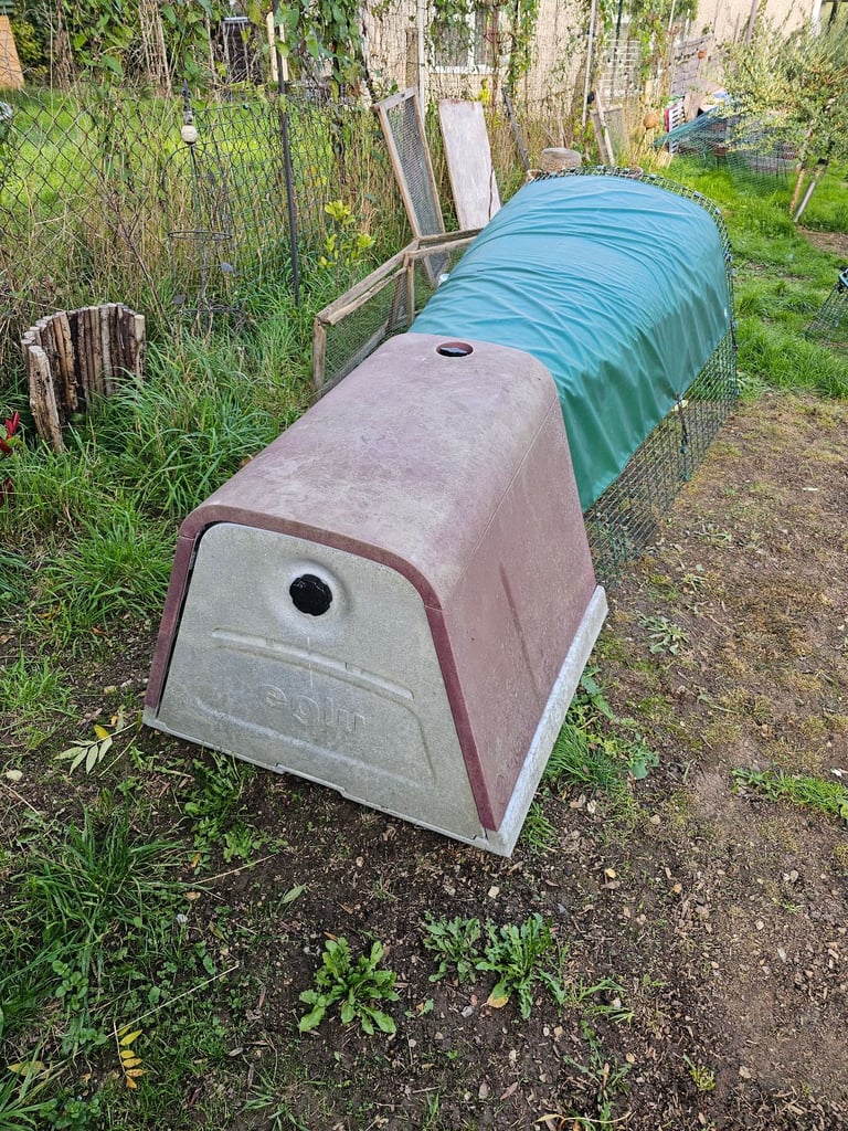Omlet eglu and 2 meter run, sunshade, chicken bars base and guineapig base. 