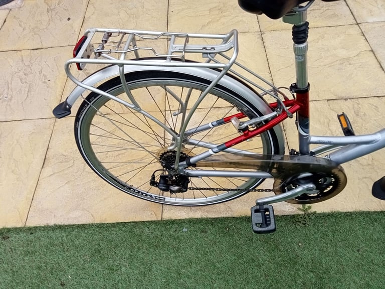 Ladies Raleigh Pioneer Airlite City Bike.