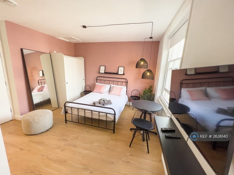 Studio flat in Kensington Gardens Square, London, W2 (#2636140)
