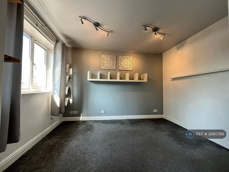 1 bedroom flat in Berkeley Crescent, Hyde, SK14 (1 bed) (#2680769)