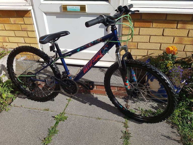 BOYS 24" WHEEL FRONT SUSPENSION BIKE 13" FRAME IN CLEAN CONDITION