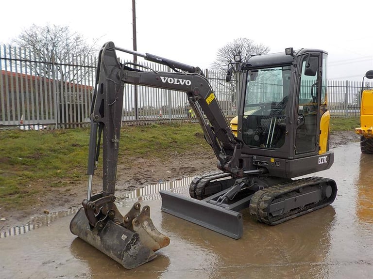 2010 Volvo EC27C Rubber Tracks, Blade, Offset, Piped c/w 3 Buckets
