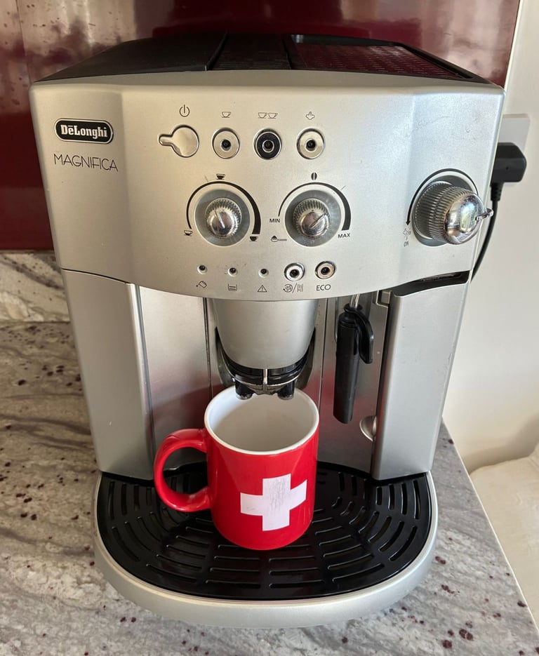 De'Longhi Magnifica Bean to Cup Espresso/Cappuccino Coffee Machine ESAM4200