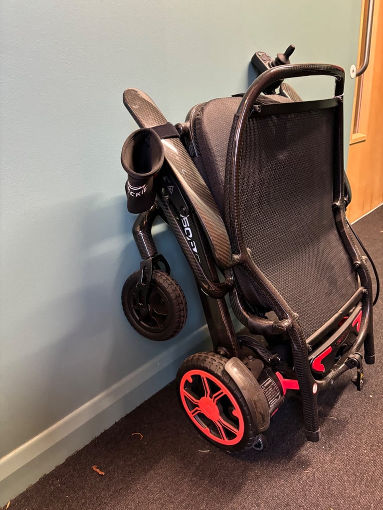 Lightweight foldable electric wheelchair
