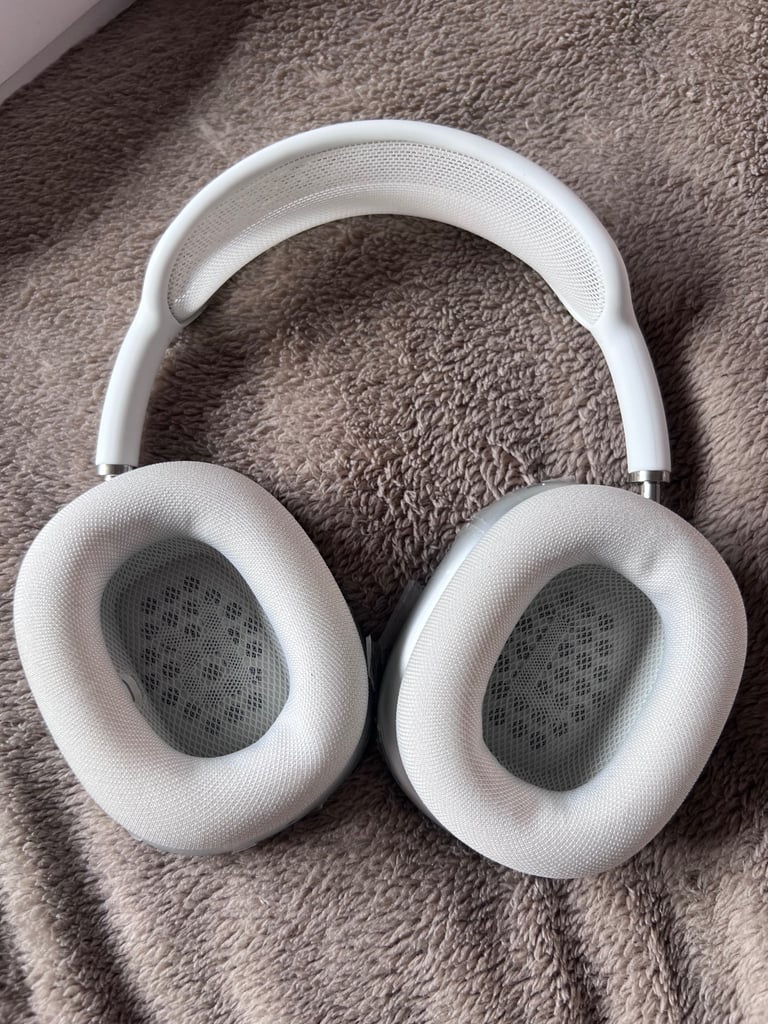 Apple AirPod Max Silver ~ Lightning charger ~ Lightly Used