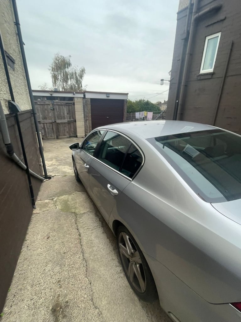 Volkswagen, PASSAT, Saloon, 2011, Semi-Auto, 1968 (cc), 4 doors - &quot;SPARES OR REPAIR&quot; 