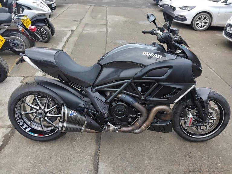 2011 61 DUCATI DIAVEL CARBON 1198 PERFORMANCE NAKED CRUISER MUSCLE 1200 HPI CLEA