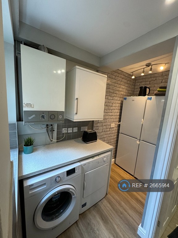 7 bedroom house in Stalbridge Avenue, Liverpool, L18 (7 bed) (#2665914)