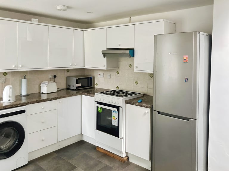 3 bedroom house in 3-Bedroom House For Sale E6