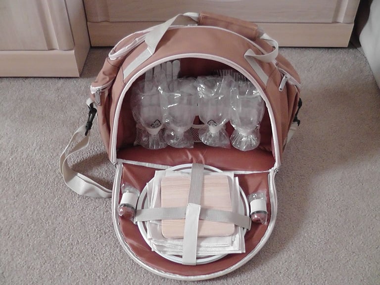 image for Picnic bag-4 Person – complete with cutlery, plates, glasses and Cooler Compartment 