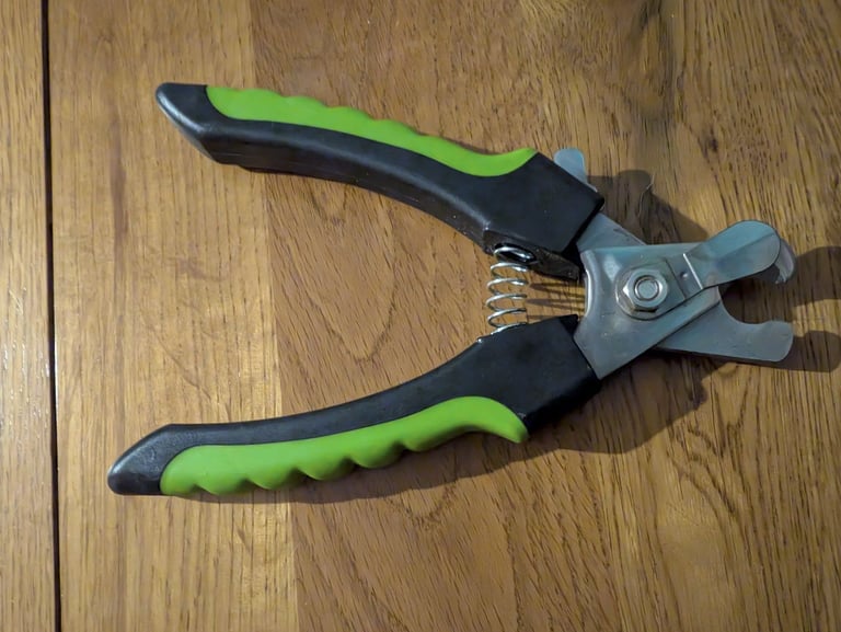 Dog nail cutters / clippers