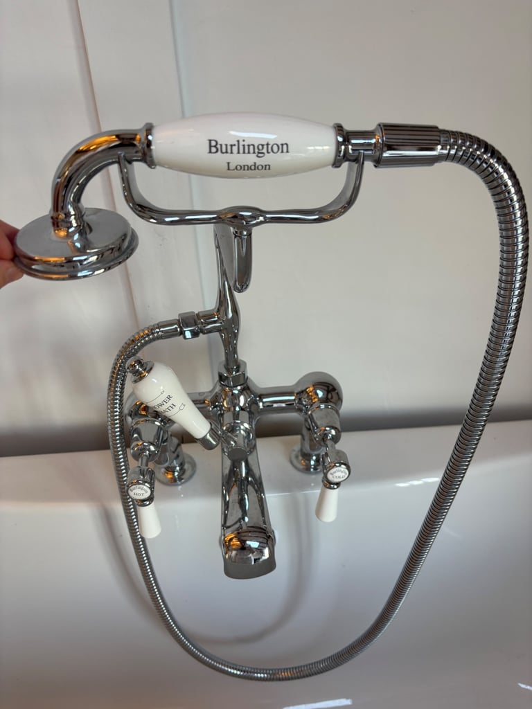 Freestanding bath tub 