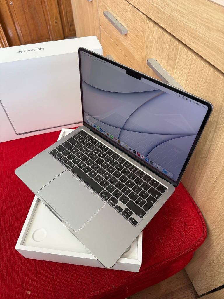Apple MacBook Air 2024 M3  13-inch / 16gb ram / 256gb SSD 