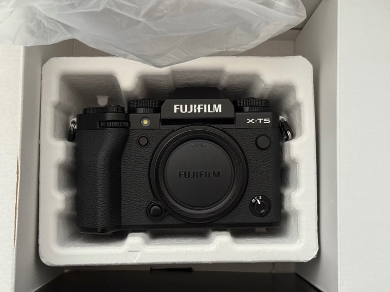 image for Fujifilm X-T5 & 18-55mm f/2.8-4.0 lens 
