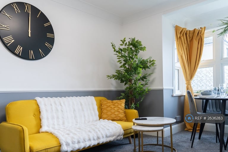 2 bedroom house in West Court, Southsea, PO4 (2 bed) (#2636283)