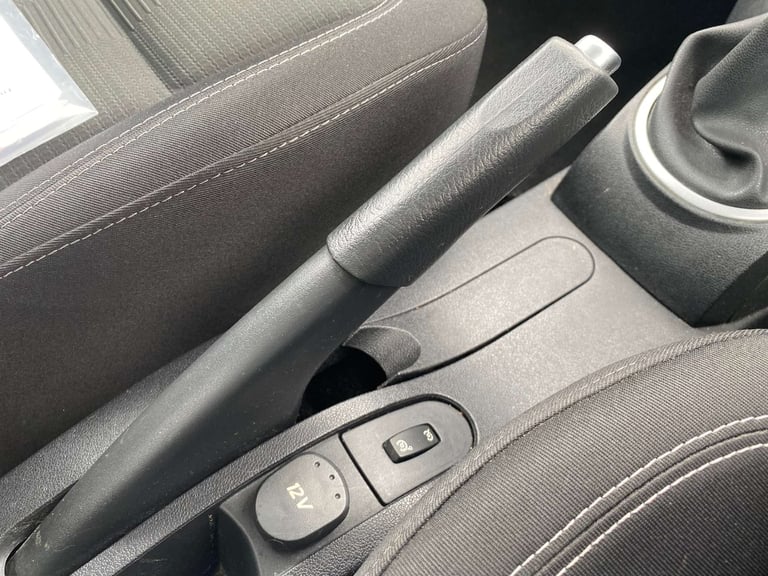 2010 Renault Clio 1.1 Clio Dynamique TomTom 16V 3dr Hatchback Petrol Manual