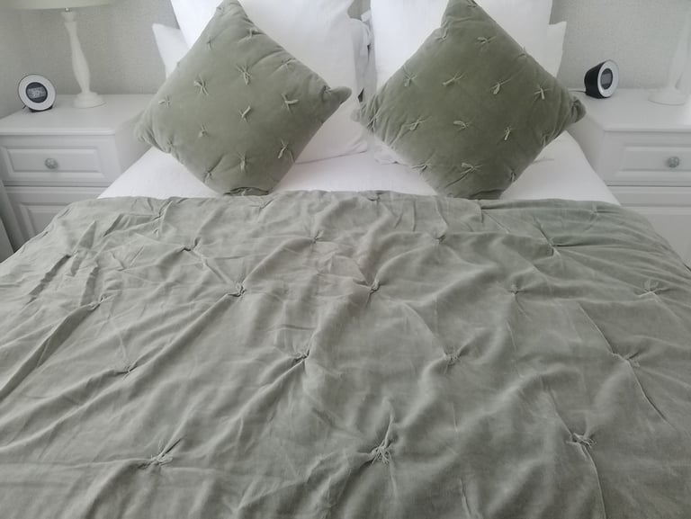 M&S LARGE THROW/BEDSPREAD & 2 CUSHIONS