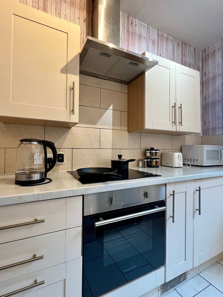 Broomhouse Road. 3 Double Bedrooms Available 1st January 2026.