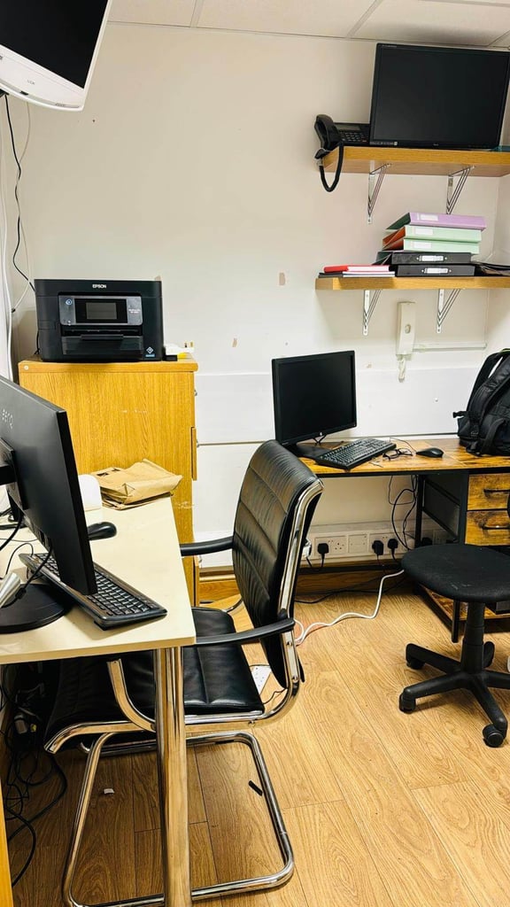 An Office room for rent in E1
