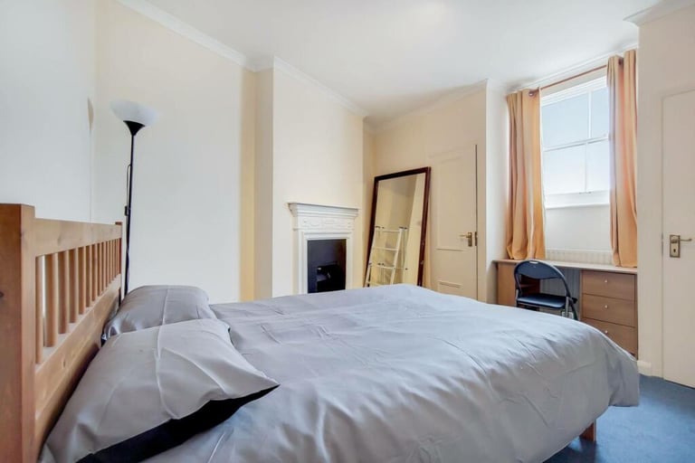 3 bedroom flat in Balham Hill, London, SW12