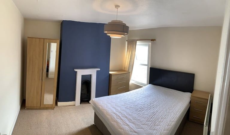 Double room to let in LS12