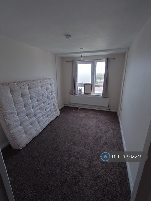 3 bedroom flat in Academy Gardens, Northolt, UB5 (3 bed) (#993249)